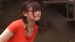 Izmantojot strapon saimniece cēli fucked Meitene