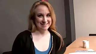 Meitene ar stingrām krūtīm dod meistarīgs blowjob zemūdens