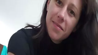 Krūtis Beibe Beibe izģērbies priekšā cilvēks un masturbē viņa penis ar rokām