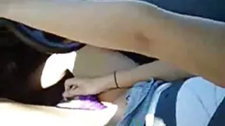 Ar titted dāma ir uzvilkts no mērci uz augšu un gatavs izdrāzt