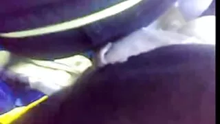 Saimniece pātagas vergu uz ass un aizstāj maksts zem briketēm
