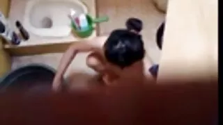 Big-titted porno modelis Mia Dubai saņem spermu uz sejas un masturbē
