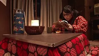 Ebony meitene fondles baltā meitene un dod orgasmo
