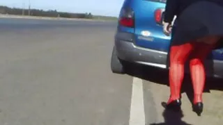 Fucked flirts bruna Brunete uz dīvāna un lika skaļi vaidēt