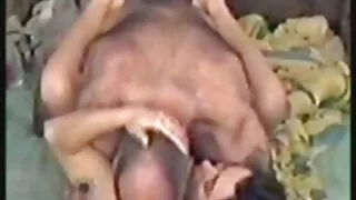 Rudmate meitene izģērbies priekšā dude un provocē fuck