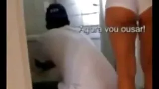 Sportisks vīrietis fucked ar diviem jauniem izvirtušais Brunetes