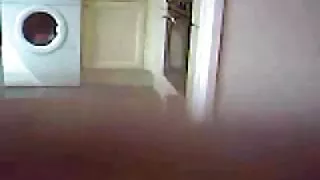 Īss koķete tupus uz liela dzimumlocekļa