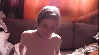 Pamodos vecumā brunete ar viņas mokas un steidzās fuck