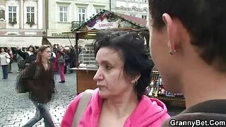 Balts puisis bija grupas sekss ar melnkoks un viņas stepmom