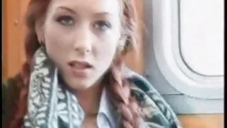 Viņa sēdēja uz viņas ceļgaliem partnera priekšā un deva burvīgu Orālo Seksu