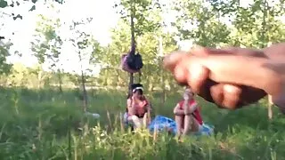 Tauku sieviete izkrauj viņas krūtis kameras priekšā un glāsta tos ar rokām