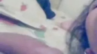 Tauku ebony Eileen Gettman glāsta viņas labi kopts ķermenis ar rokām