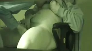 Pikanta brunete sūkā netīrās gailis pēc masturbē