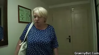 Busty māte piepildīta dumjš dēls un lika viņai izdrāzt
