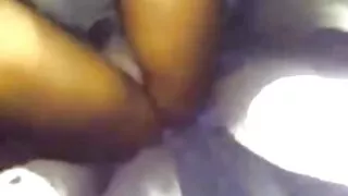 Busty melna meitene apkalpo ta vadītāja