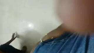 Blondīne pacels viņas apakšbiksītes uz sāniem un atvērs piekļuvi handjob