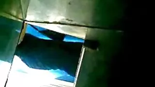 Masieris atviegloti blondīne un pilnīgi fucked uz dīvāna
