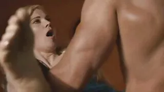 Elegants big-titted brunete Marta La Croft ir dota divi puiši