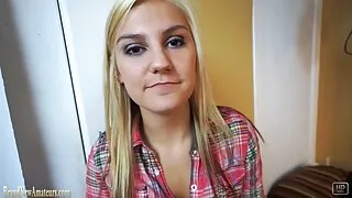 Busty nobriedis medmāsa un pacients fucked ar ārstu un pacientu