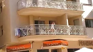 Iekāre bruna brunete ar sulīgajām krūtīm pārgulēja ar puisi