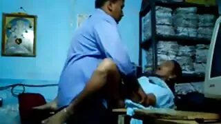 Dissolute rudmate kļūst vardarbīgi fucked ar puisi, pēc tam, kad Masturbācija