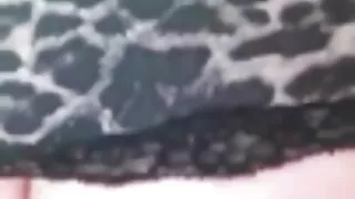 Blondīne fucked ar lielo melno pimpi caur caurumu stele