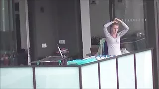 Liela lielkrūtaino blondīne ir atteikusies, spēlējot baseins un izpaužas fucked