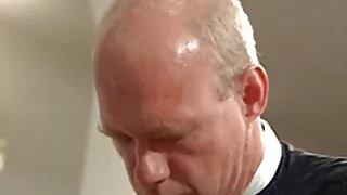 Rudmatis kudesnit dod pārsteidzošu blowjob, lai viņas draugs