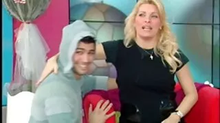 Pusaudžu balta āda sieviete moans putnu par sitot ar milzīgu melns gailis